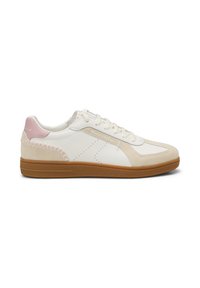Baskets basses blanches avec des accents en daim beige, patch rose au talon, lacets blancs et semelle en gomme.