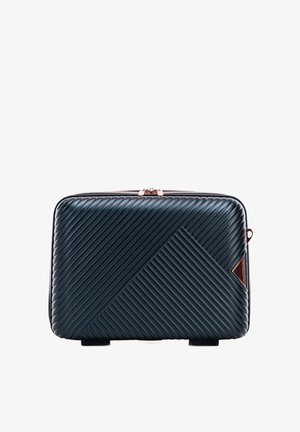 Borsa da trasporto di colore verde scuro con texture a righe diagonali, accessori in bronzo, forma rettangolare e un piccolo triangolo accentato sul lato.