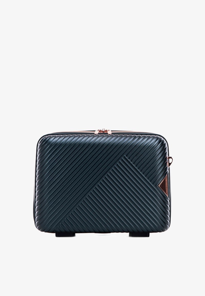 Bolsa de transporte texturizada en verde oscuro con estrías diagonales, herrajes de bronce, forma rectangular y un pequeño triángulo de acento en un lado.