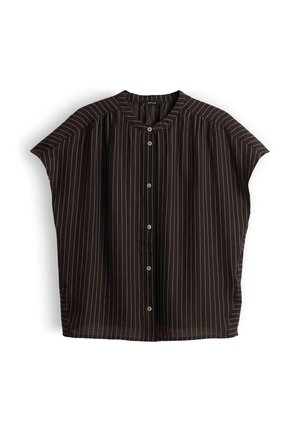 Blusa nera a maniche corte con sottili righe verticali bianche, scollo rotondo e bottoni frontali, distesa su uno sfondo bianco.