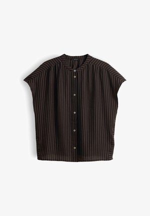 Zwarte blouse met korte mouwen, dunne witte verticale strepen, ronde halslijn en knopen aan de voorkant, plat gelegd op een witte achtergrond.