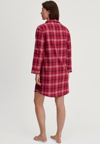 Karohemdkleid aus rotem Flanell mit langen Ärmeln, Kragen und geradem Schnitt. Verfügt über weiße und marineblaue Akzente im Karomuster.