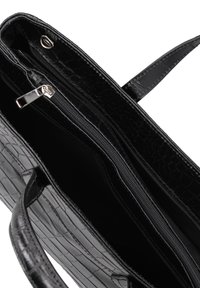 Borsa nera in finta pelle con texture cocco, dotata di un compartimento principale con zip e di una tasca interna con zip, completata da manici piatti.