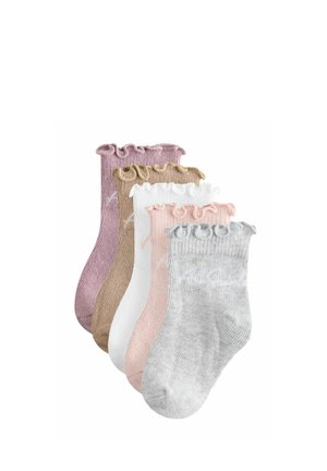 Fünf Paar gerippte Knöchelsocken in Grau, Rosa, Weiß, Beige und Mauve mit Rüschenbündchen, übereinander auf weißem Hintergrund angeordnet.