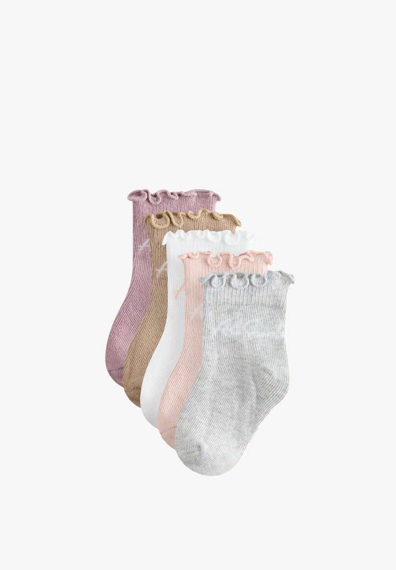 Vijf paar geribbelde enkelsokken in grijs, roze, wit, beige en mauve met gerimpelde boordjes, overlappend gerangschikt op een witte achtergrond.