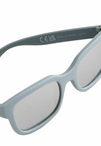 Lunettes de soleil en plastique gris avec des montures rectangulaires, verres gris plats et une texture mate lisse. Étiquette CE UKCA visible sur la branche.