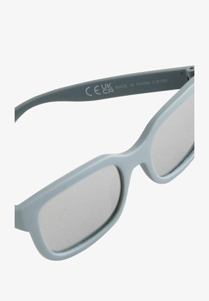 Hallid hall plastist päikeseprillid, millel on ristkülikukujulised raamid, lamedad hallid läätsed ja sile mati pind. Tempel on selgelt nähtav CE UKCA märk.