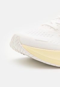 Saucony SURGE 3 - Scarpe da corsa su strada - white/yellow