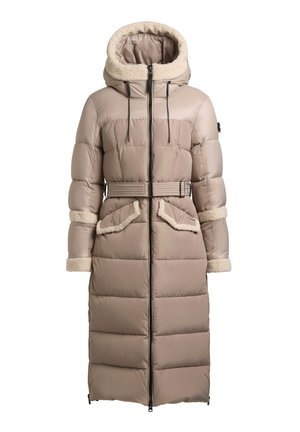 Duga bež jakna od pročišćenog materijala s mekanom krem kapuljačom, remenom u struku i bočnim džepovima s krznenim detaljima te prošivenom teksturom.