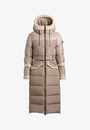 Langer, beiger Steppmantel mit einem flauschigen, cremefarbenen Kapuze, tailliertem Gürtel und Seitentaschen mit Pelzakzenten sowie gesteppter Textur.