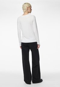 Pieces PCSIRENE TEE - Long sleeved top - bright white