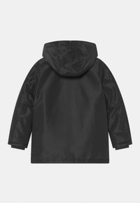 Černá voděodolná bunda s kapucí, s hladkým povrchem a jednoduchým designem, má dlouhé rukávy a rovný lem.