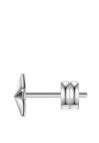 Pendiente de plata con un diseño de punta de flecha en un extremo y dos secciones redondeadas en el otro, con un acabado pulido.