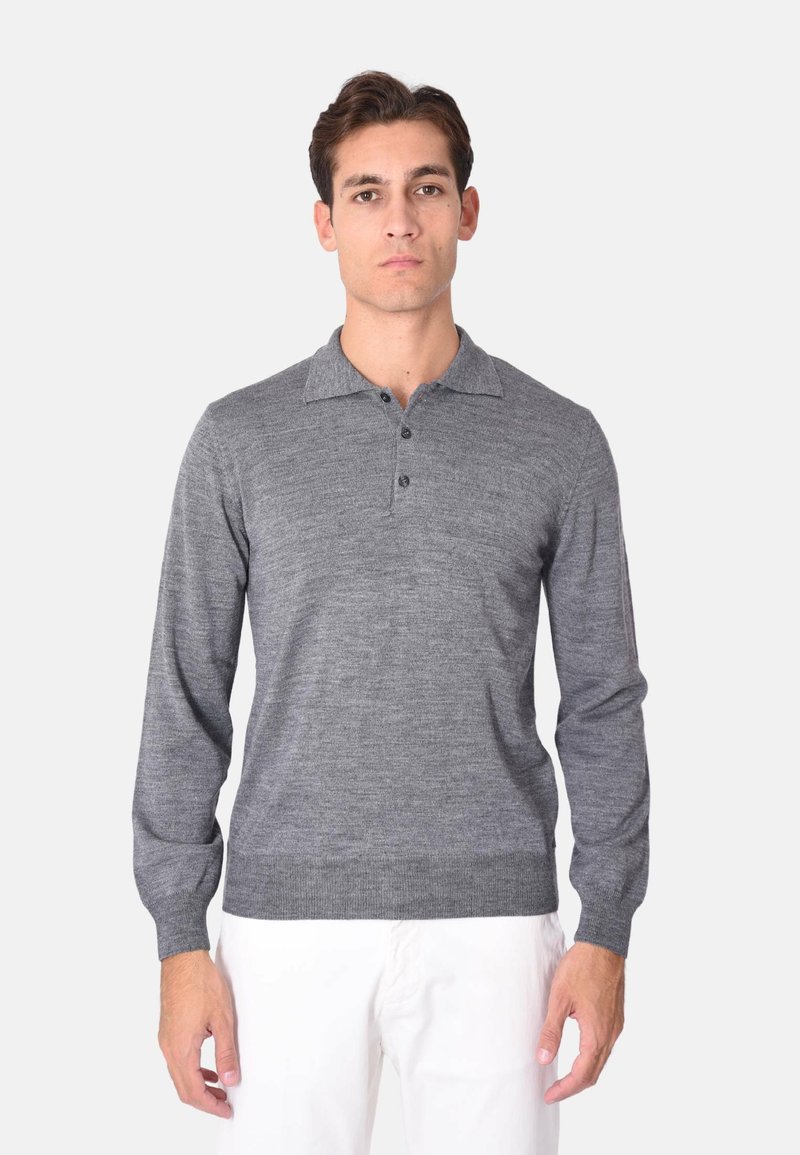 Polo grigio a manica lunga con colletto, patta con tre bottoni e polsini a costine. Tessuto morbido, materiale leggero e design aderente.