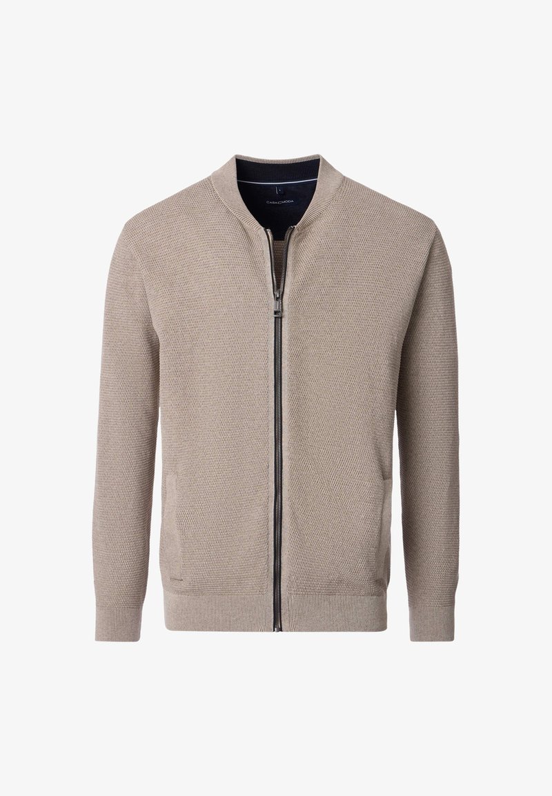 Beige neulecardigan, jossa on vetoketju edessä, ribattu hihansuut ja helma. Sisältää sivutaskut ja teksturoidun kuvion koko kankaan alueella.