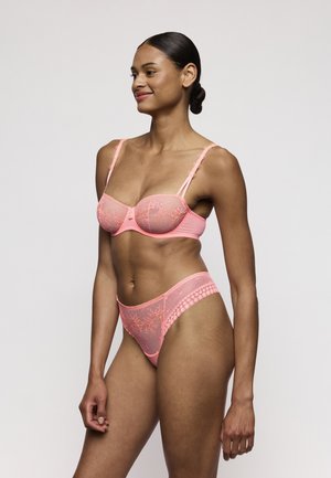 Roze kanten bh en bijpassend slipje met bloemrijke borduurwerk, dunne bandjes en een gegolfde rand. Doorzichtig stof met een gladde textuur.