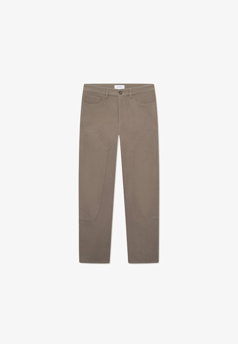 Pantalons marron à coupe droite, dotés de poches avant et de surpiqûres le long des côtés pour un détail et une texture supplémentaires.