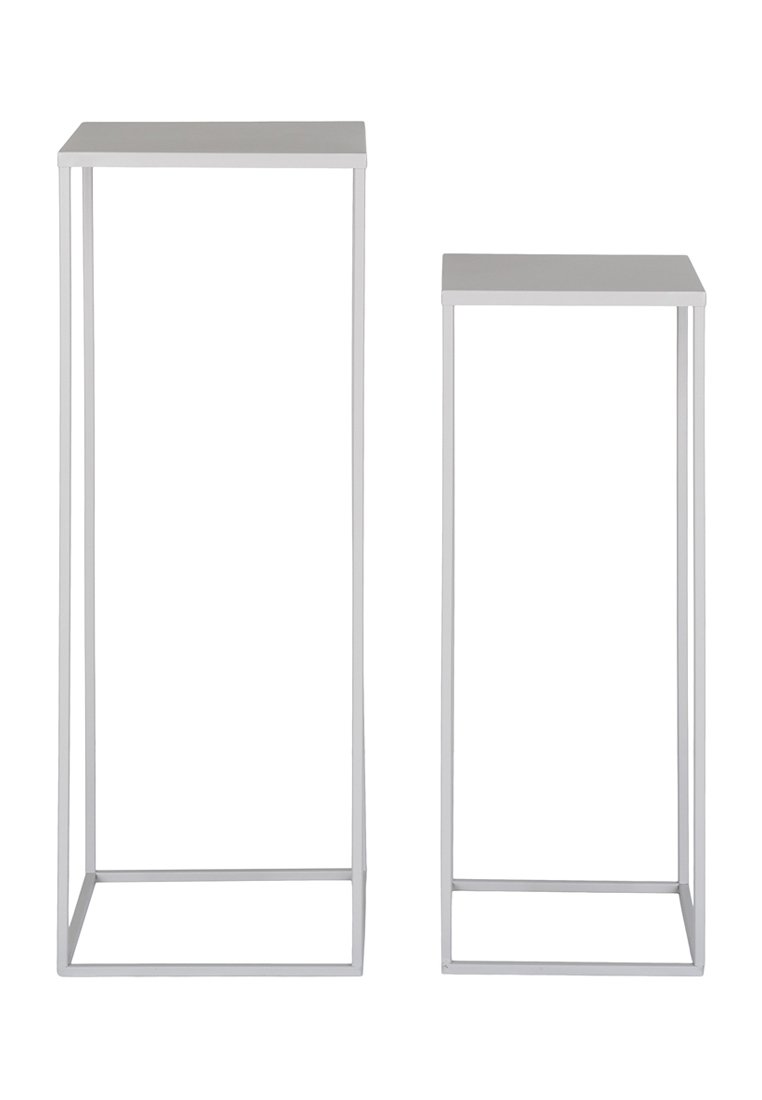 Set aus zwei quadratischen Beistelltischen. Aus Metall mit mattweißer Oberfläche. Einfaches geometrisches Design mit offenen rechteckigen Rahmen.