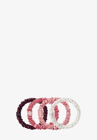 Set med fyra hårsnoddar i silkesmaterial. Färgerna inkluderar mörk burgundy, ljusrosa, mjuk rosa och vit. Texturerade med samlad tyg.