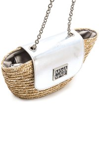 Borsa intrecciata in paglia con patta in metallo argentato, tracolla a catena e targhetta con logo. Interno in tessuto morbido e forma arrotondata.
