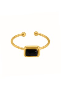 Anello a bracciale in metallo dorato con una pietra rettangolare nera dalla superficie sfaccettata. Design aperto con estremità arrotondate.