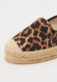 Espadrille à enfiler à imprimé léopard avec une semelle en jute et une tige en toile douce. Présente un bout arrondi et des inserts latéraux élastiques pour plus de flexibilité.