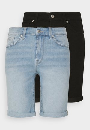 Zwei Paar knielanger Jeansshorts, eines hellblau mit umgeschlagenen Säumen, eines schwarz, beide mit vorderen Knöpfen und Taschen.
