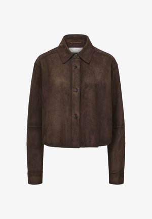 Braune Wildleder-Cropped-Jacke mit klassischem Kragen, Knopfverschluss und langen Ärmeln, mit glatter Textur und klaren Linien.