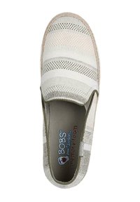Zapato ligero de tipo slip-on con un upper de tejido trenzado en blanco y franjas beige suaves, que presenta un diseño texturizado y una plantilla de espuma con memoria.