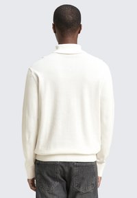 Weißer, gestrickter Pullover mit Stehkragen. Hat gerippte Bündchen und Saum, eine glatte Textur und keine sichtbaren Logos oder Muster.