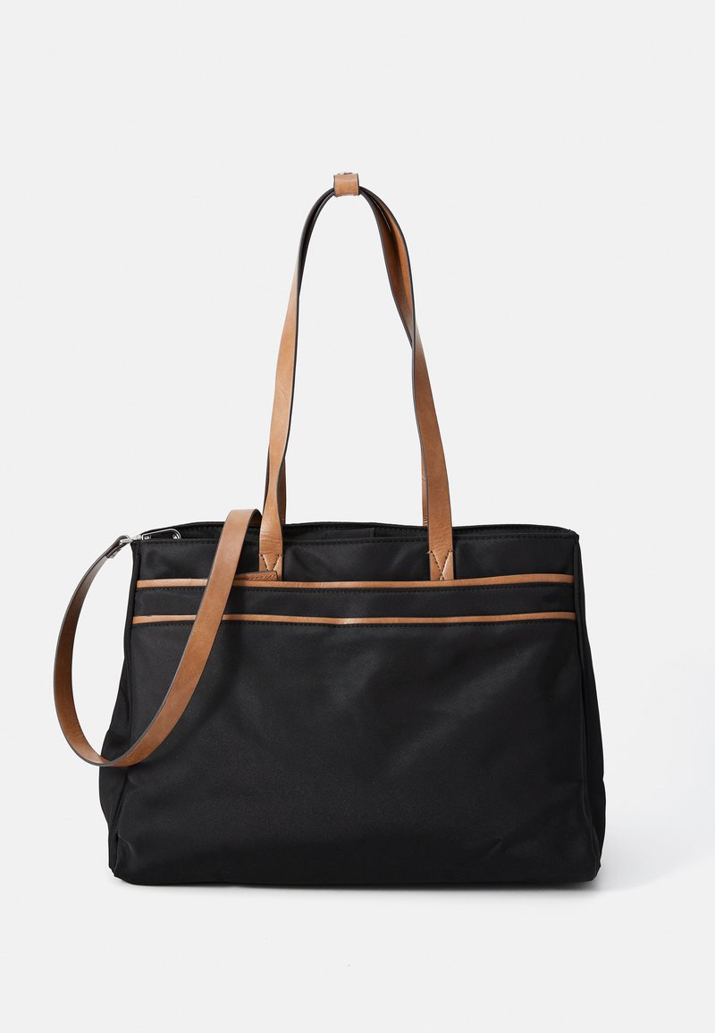 Juodas pirkinių krepšys, pagamintas iš patvarios medžiagos su rudais odiniais akcentais. Lygiai du ilgi rankenėles ir horizontalios linijos priekyje.