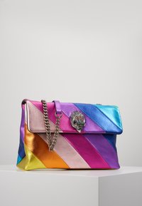 Borsa in pelle colorata con strisce diagonali nei colori rosa, viola, blu e arancione. Include una tracolla a catena e una chiusura metallica decorativa.