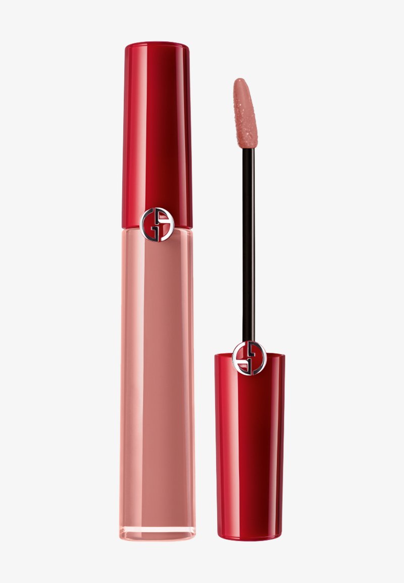 Nude flytende leppestift i en gjennomsiktig tube med et rødt lokk. Inkluderer en applikator med en svart stav. Logoen er vist på lokket.