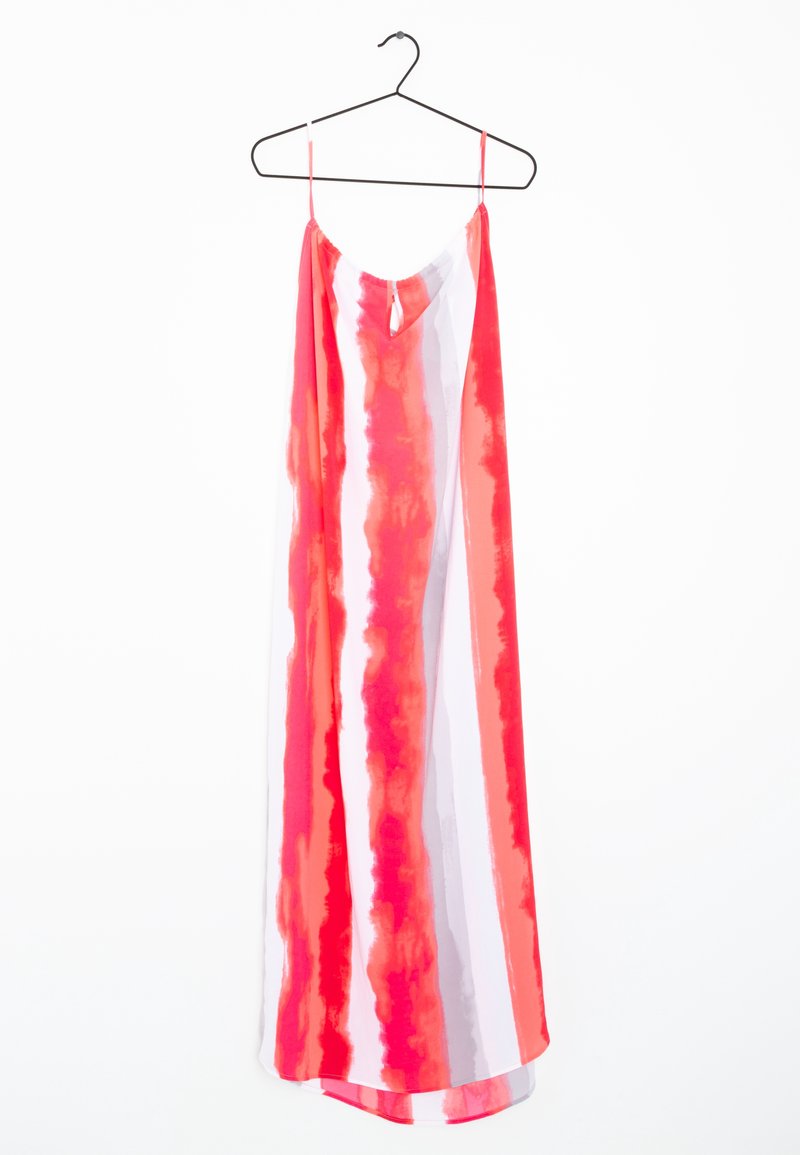 Robe longue sans manches avec fines bretelles, suspendue sur un cintre noir, présentant des rayures verticales tie-dye rouges et blanches.