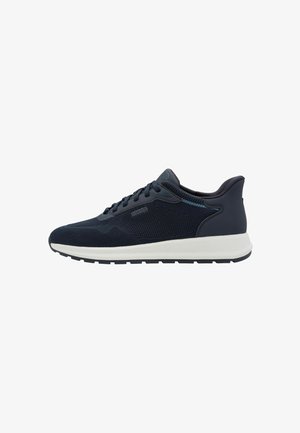 Marineblaue Sneaker aus Mesh mit weißer Sohle, mit strukturierter Oberfläche, Schnürdesign und dezentem Branding an der Seite. Abgerundeter Zehenbereich.