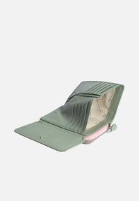 Grön läderplånbok med flera kortfack och en zip-försedd del. Inredningen har ett ljust mönster och kontrasterande rosa detaljer.