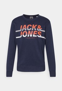 Felpa blu navy con maniche lunghe, scollo rotondo e testo grafico in rosso e bianco con la scritta "JACK & JONES" sulla parte anteriore.