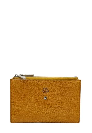 Portefeuille en cuir moutarde texturé avec un emblème étoile argenté et une double fermeture éclair sur le dessus.