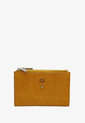 Portefeuille en cuir moutarde texturé avec un emblème étoile argenté et une double fermeture éclair sur le dessus.