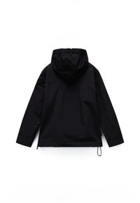 Giacca nera con cappuccio e vestibilità rilassata, dotata di orlo con coulisse, aperture laterali con zip, tessuto liscio e senza marchi visibili.