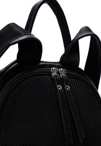 Zaino nero con frontale in rete, due tirazip e spallacci imbottiti. Realizzato con una combinazione di texture e finiture.