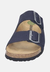 Marineblauwe sandaal met twee verstelbare zilveren gespen, kurken voetbed en een gestructureerde rubberen zool voor grip. Zacht, vlak ontwerp voor comfort.
