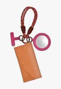 Cartera de cuero marrón claro con cierre de presión, acompañada de un espejo circular rosa con una correa trenzada. Presenta detalles en marrón.