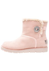 Botte d'hiver en daim rose clair avec doublure duveteuse, fermeture à bouton métallique sur le côté, et semelle rainurée pour une meilleure adhérence.