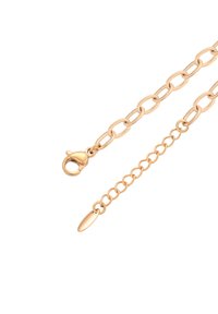 Collana in oro con maglie allungate e chiusura a gancio a granchio, dotata di una catena corta regolabile con piccole maglie rotonde e una punta a forma di goccia.