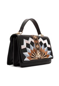 Bolso de cuero negro con patrones geométricos multicolores en marrón, azul y rosa. Cuenta con un asa superior y acentos en tono dorado.