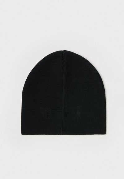 Svart strikket lue med rund topp. Glatt tekstur og sømløst design med subtile sømdetaljer langs kronen.
