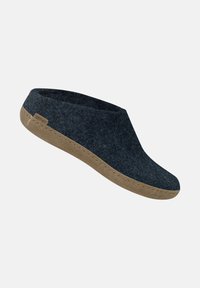 Scarpa slip-on in felt di lana grigio scuro con suola in gomma beige. Presenta un design minimalista e punta rotonda, con dettagli di cucitura visibili.