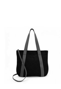 Sac cabas en daim noir avec des poignées en cuir gris texturé et une bandoulière amovible. Présente une forme simple et rectangulaire.