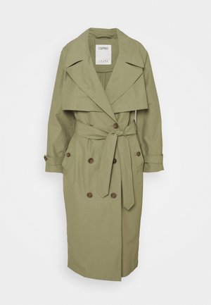 Oliwkowy płaszcz trench, zapinany na podwójne guziki, z dużymi guzikami z przodu, paskiem w talii, szerokimi klapami i długimi rękawami z guzikami.